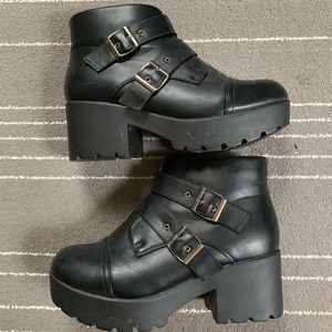 FUNKY PLATFORM EDGY 2000’S BOOTIES W BUCKLE SZW 9